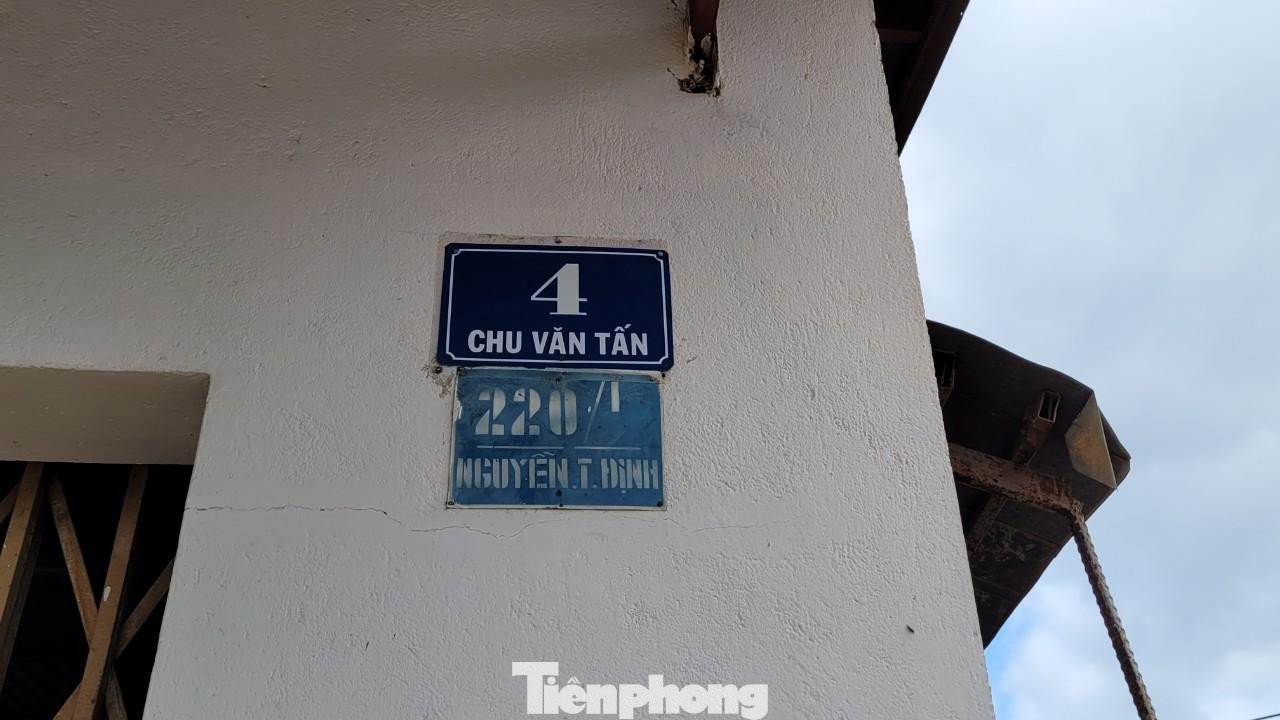 Đáng nói hơn, đường Chu Văn Tấn, phường Khánh Xuân, khoảng 10 năm nay đã đổi tên đến 3 lần. Hơn 10 năm trước, đường này là hẻm của đường Nguyễn Thị Định, sau đó đổi thành hẻm 264 đường Võ Văn Kiệt. Việc thay đổi tên đường, đồng nghĩa với thay số nhà, khiến cho đời sống người dân bị đảo lộn, tìm kiếm địa chỉ khó khăn.