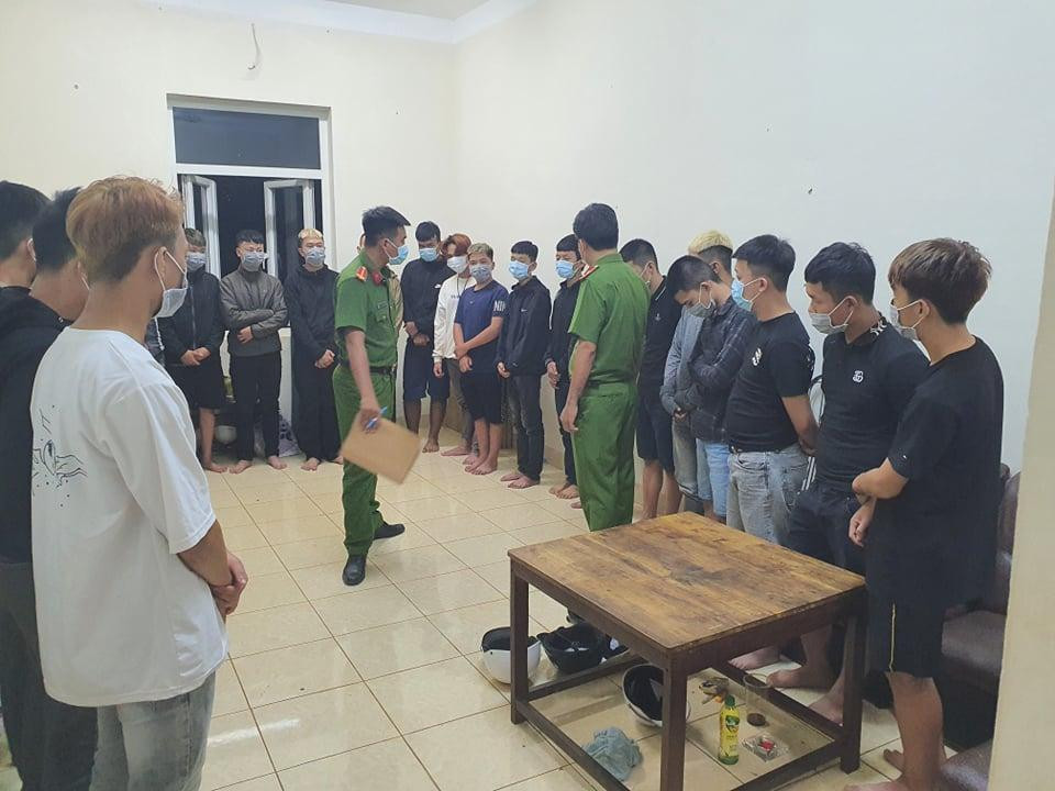 Hàng chục thanh thiếu niên, học sinh tại cơ quan điều tra Hàng chục thanh thiếu niên, học sinh tại cơ quan điều tra