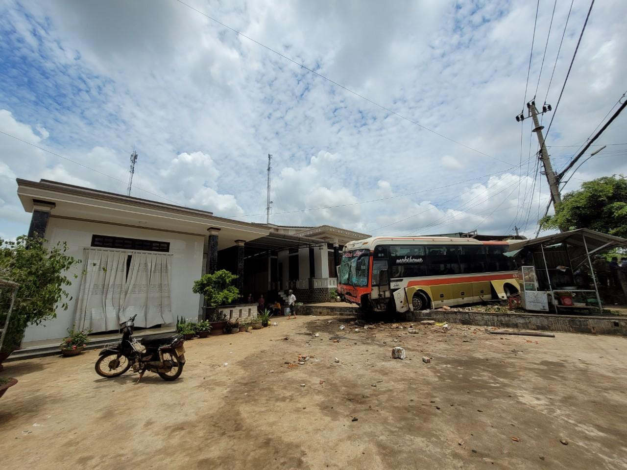 Chiếc xe khách sắp tông vào nhà ông Nguyễn Huệ