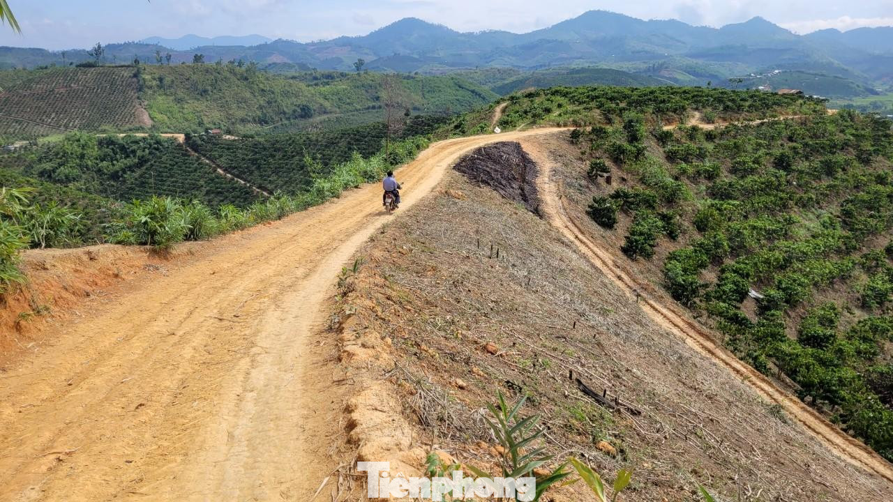 Đường vào một thôn ở xã Đắk R'Măng có học sinh nghỉ học Đường vào một thôn ở xã Đắk R'Măng có học sinh nghỉ học
