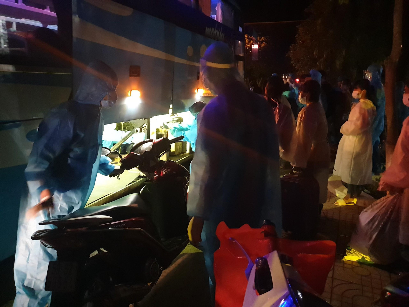 Khi về đến TP Buôn Ma Thuột, số công dân này sẽ được chở về từng huyện Khi về đến TP Buôn Ma Thuột, số công dân này sẽ được chở về từng huyện