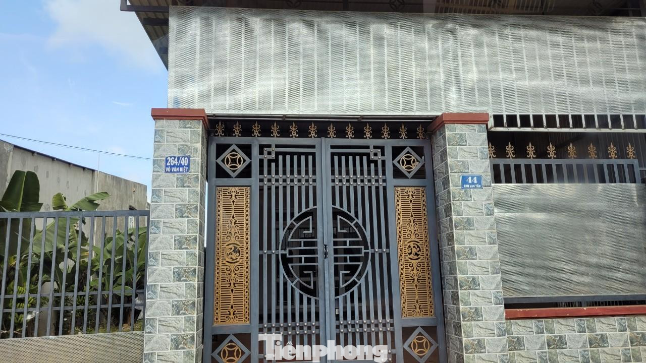 Một lãnh đạo Sở Văn hóa, Thể thao và Du lịch tỉnh Đắk Lắk cho biết, sở này đã trình dự thảo Nghị quyết để làm lại, bổ sung, lý lịch hồ sơ tên đường cung cấp cho HĐND tỉnh. “Quan điểm của sở phải bảo tồn, phát huy các giá trị văn hóa, nhưng làm sao khi cắm tên đường phải đảm bảo ổn định cuộc sống cho người dân”, vị này nói. Trong ảnh, đường Chu Văn Tấn hiện nay, trước đó đã 2 lần đổi tên đường.