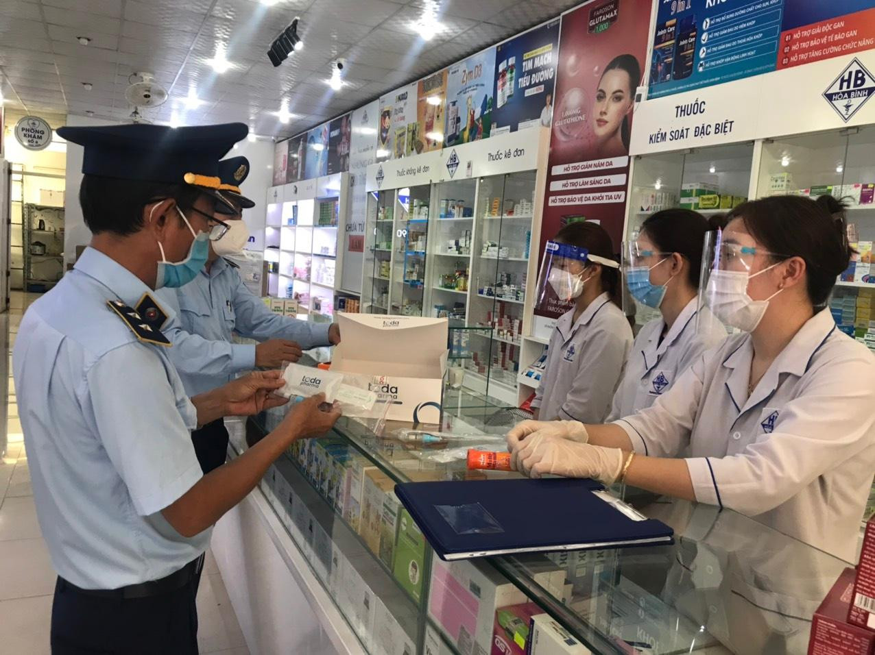 Lực lượng Quản lý thị trường Đắk Lắk đi kiểm tra các cửa hàng kinh doanh vật tư y tế