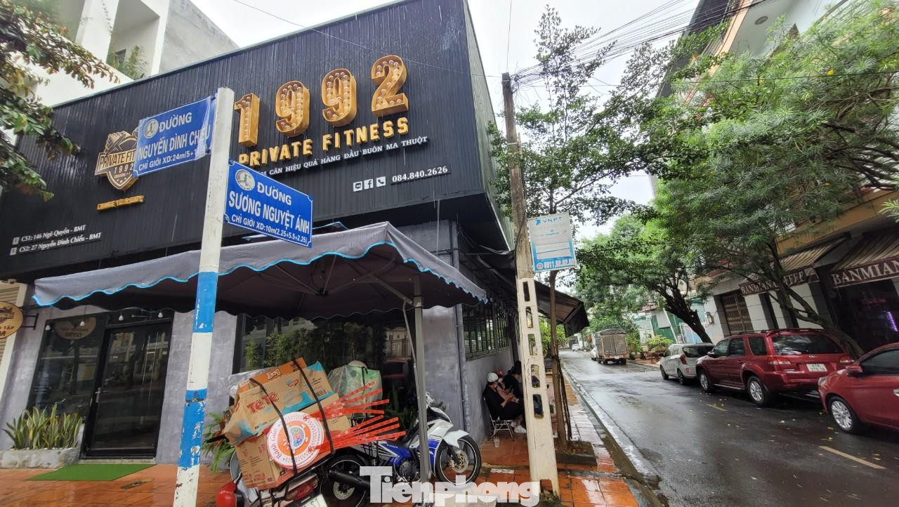 Đường Sương Nguyệt Ánh ở phường Thắng Lợi, ghi theo tên bà Sương Nguyệt Anh (1864-1921). Tên thật của bà là Nguyễn Thị Khuê, tự Nguyệt Anh, con gái thứ tư của nhà thơ Nguyễn Đình Chiểu (quê ở làng Thanh Ba, huyện Cần Giuộc, Long An). Tờ báo “Nữ giới chung” do bà Sương Nguyệt Anh phụ trách là tờ báo đầu tiên của phụ nữ được xuất bản tại Sài Gòn vào đầu thế kỷ XX.