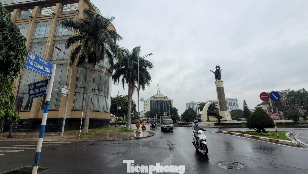 Theo phản ánh của người dân, nhiều năm qua ở trung tâm TP Buôn Ma Thuột tồn tại thực trạng ghi sai, sót tên đường mang tên các danh nhân lịch sử, văn hóa. Cụ thể, đường Nơ Trang Long (gần Ngã Sáu) ghi theo tên người anh hùng dân tộc N’Trang Lơng (1870 - 1935). Ông là một con người đầy ý chí, nghị lực, đoàn kết dẫn dắt các tù trưởng kháng chiến chống lại ách đô hộ thực dân Pháp ở Tây Nguyên. Cuộc khởi nghĩa của ông kéo dài 1/4 thế kỷ (từ 1912 đến 1936). Như vậy, tên đường này phải ghi là N’Trang Lơng mới đúng.