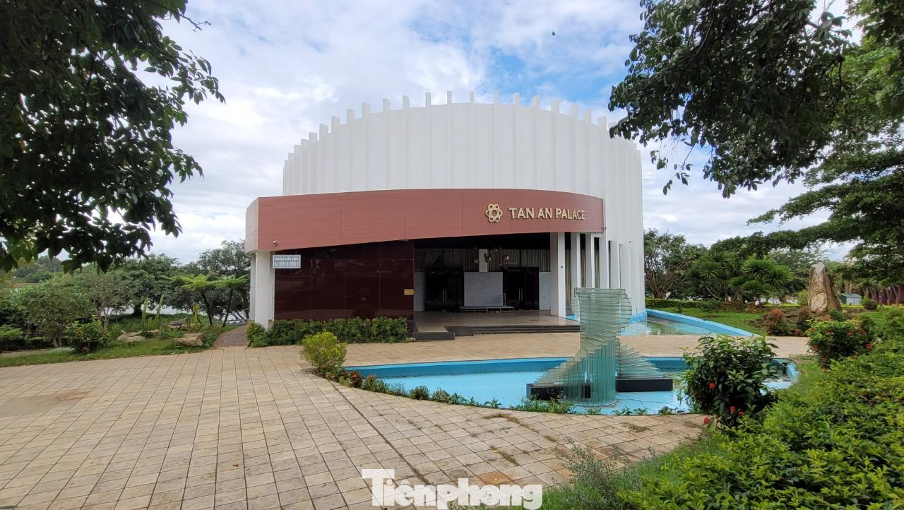 Sau khi được cấp sổ đỏ trên nền đất quy hoạch làm công viên, bà Kha đã xây dựng nhà hàng tiệc cưới