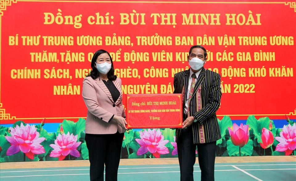 Trưởng Ban dân vận Trung ương Bùi Thị Minh Hoài tặng quà tại Đắk Nông