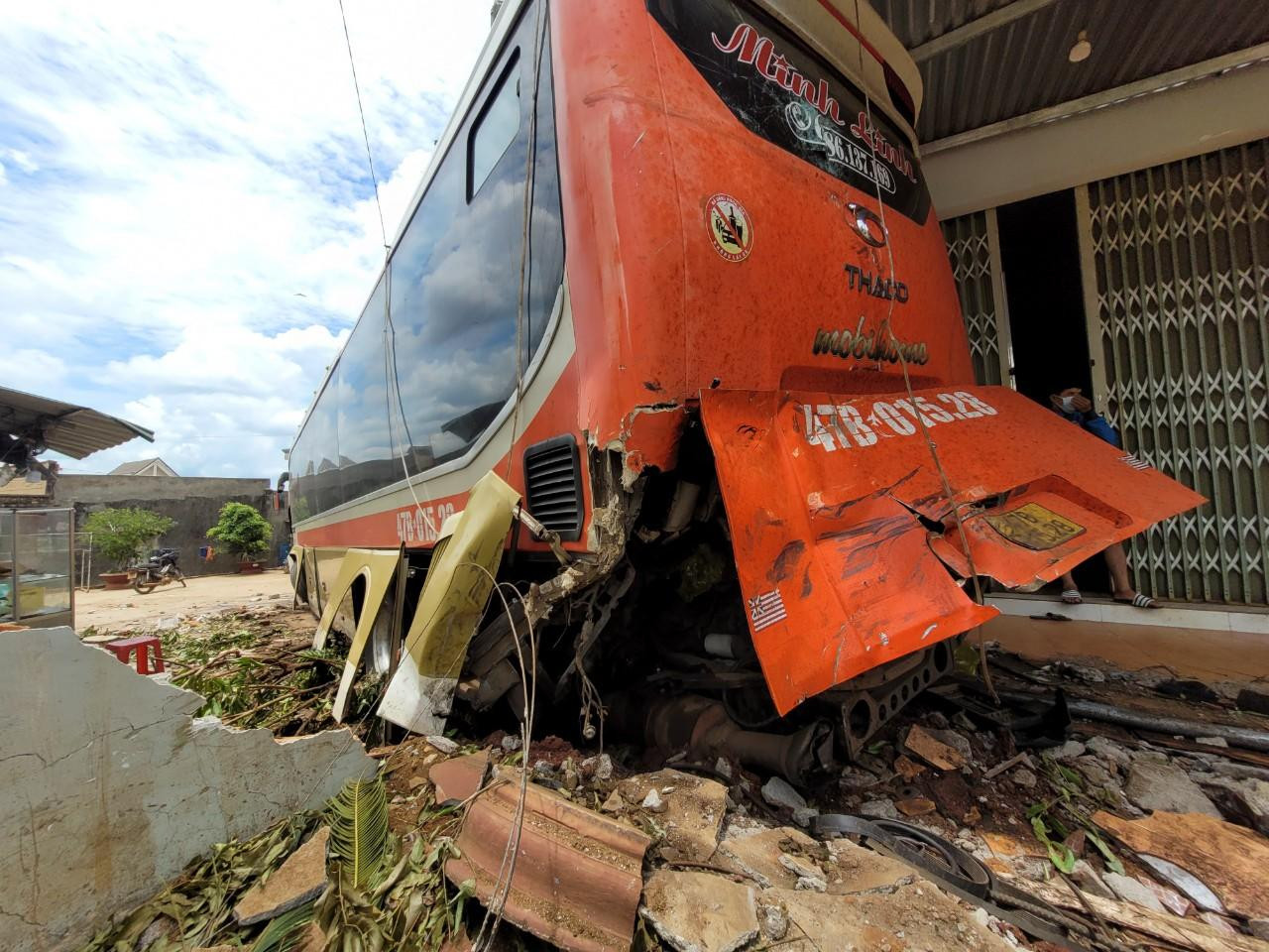 Xe khách tông liên hoàn vào 3 nhà dân mới chịu dừng lại