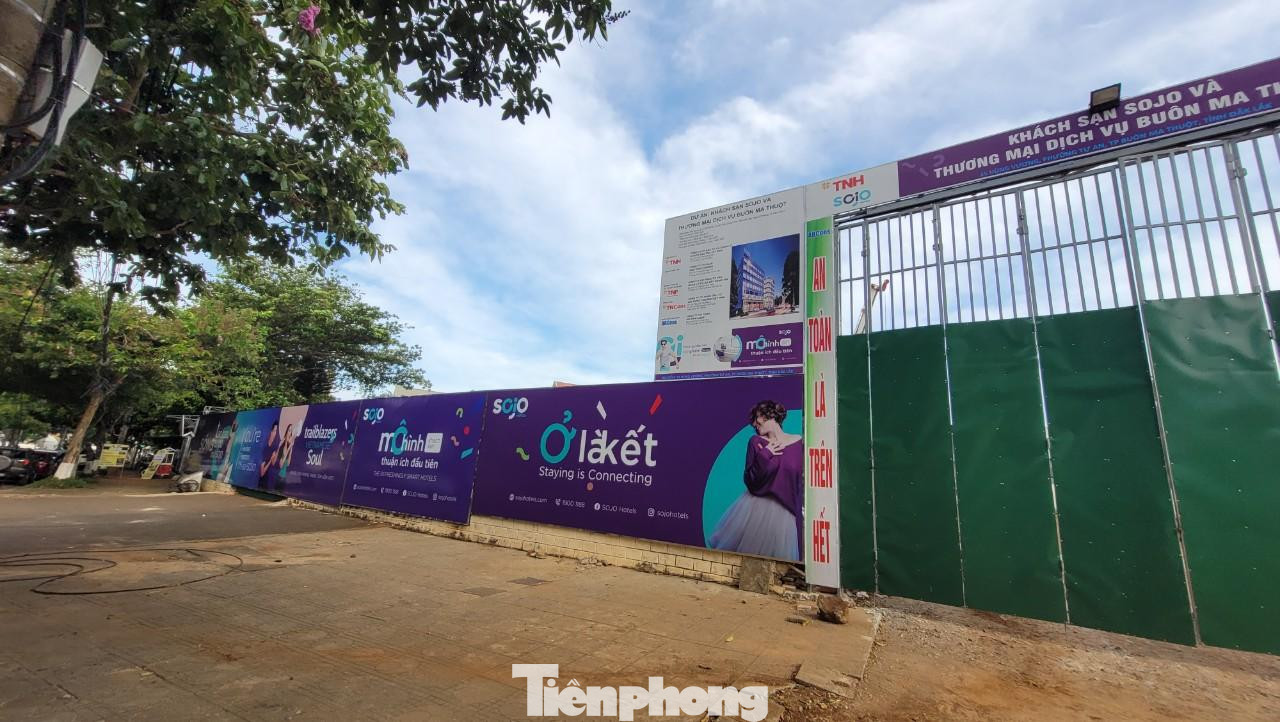 Chủ đầu tư đã tiến hành vây kín khu đất trụ sở Sở Xây dựng Đắk Lắk ở đường Hùng Vương để thi công dự án