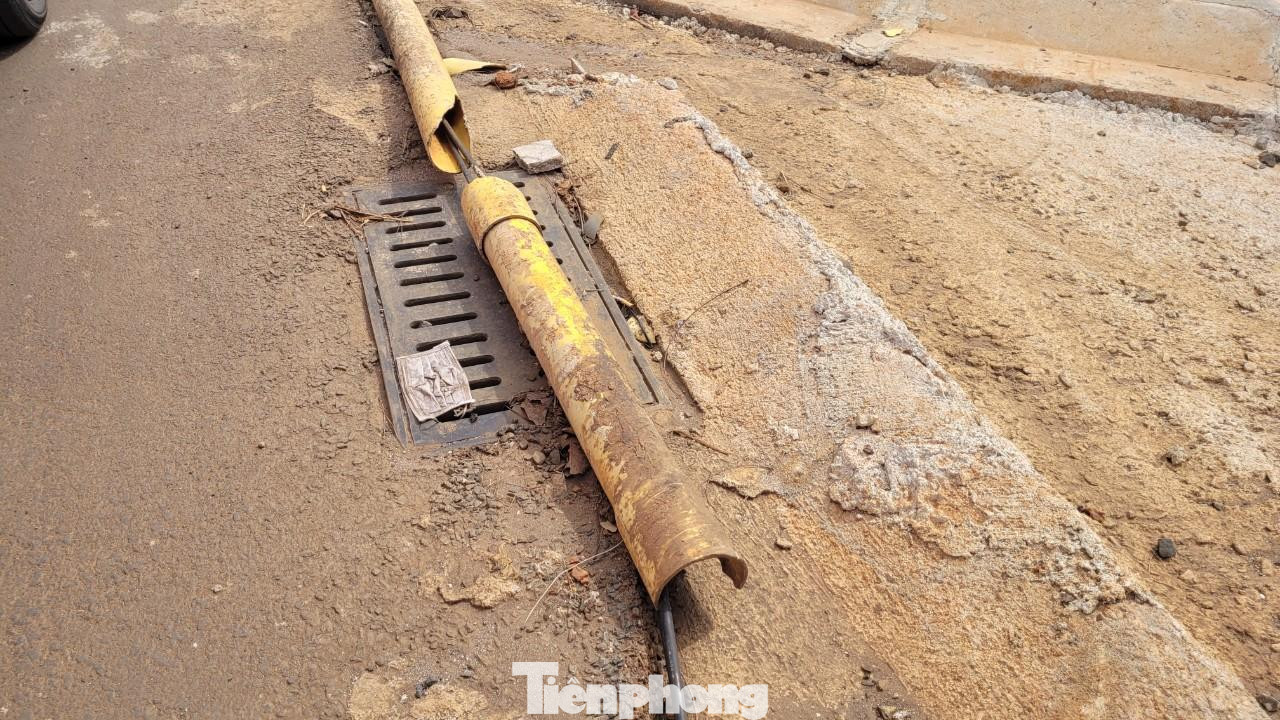 Dù đường đã làm xong, nhưng cáp quang vẫn chưa được chôn xuống đất Dù đường đã làm xong, nhưng cáp quang vẫn chưa được chôn xuống đất