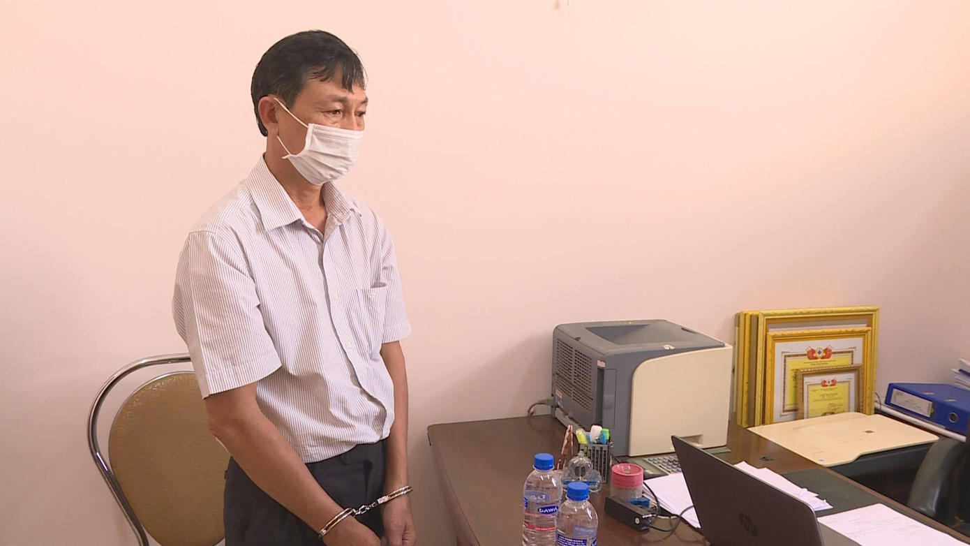 Cơ quan điều tra Công an tỉnh Đắk Lắk bắt tạm giam ông Lê Hải Hùng tại Cty cà phê Ea Sim Cơ quan điều tra Công an tỉnh Đắk Lắk bắt tạm giam ông Lê Hải Hùng tại Cty cà phê Ea Sim