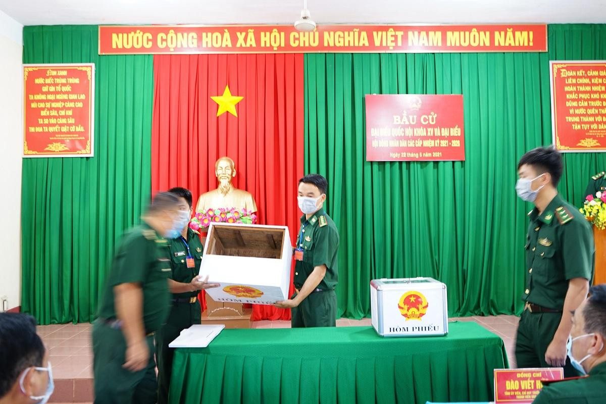 Kiểm tra hòm phiếu trước khi bầu Kiểm tra hòm phiếu trước khi bầu