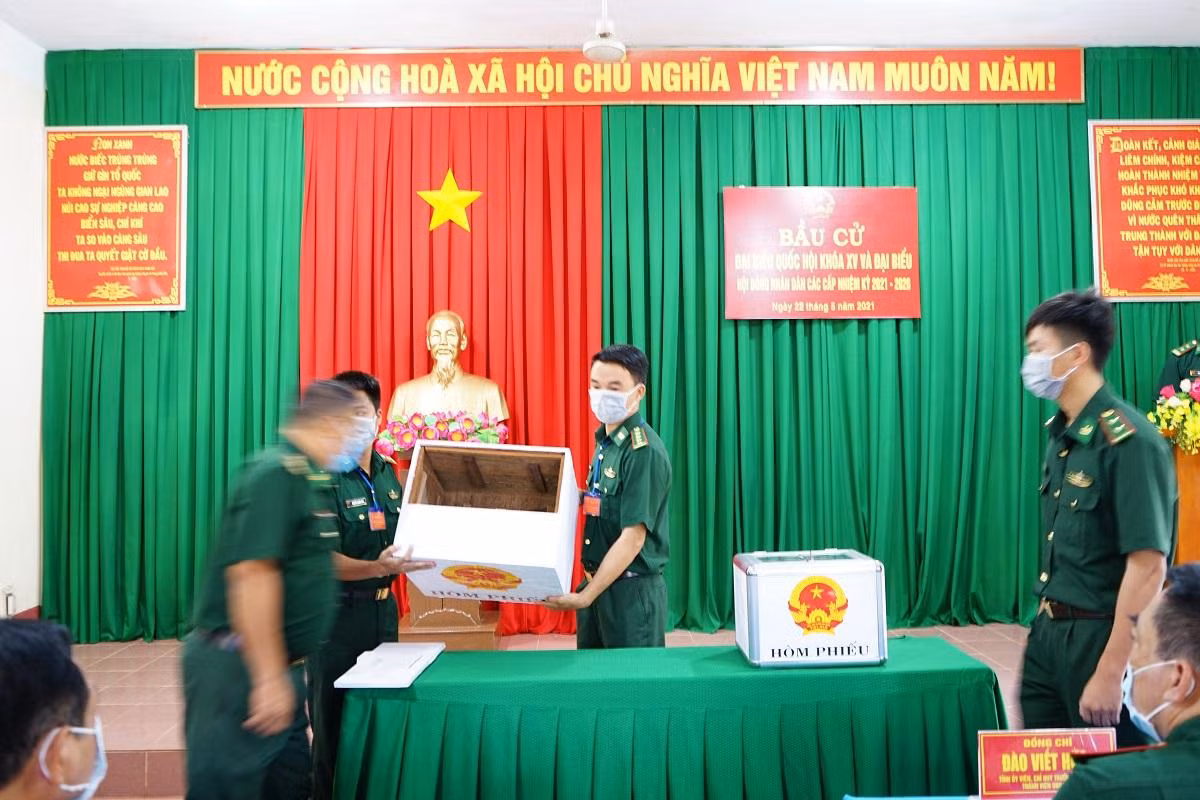 Kiểm tra hòm phiếu trước khi bầu Kiểm tra hòm phiếu trước khi bầu