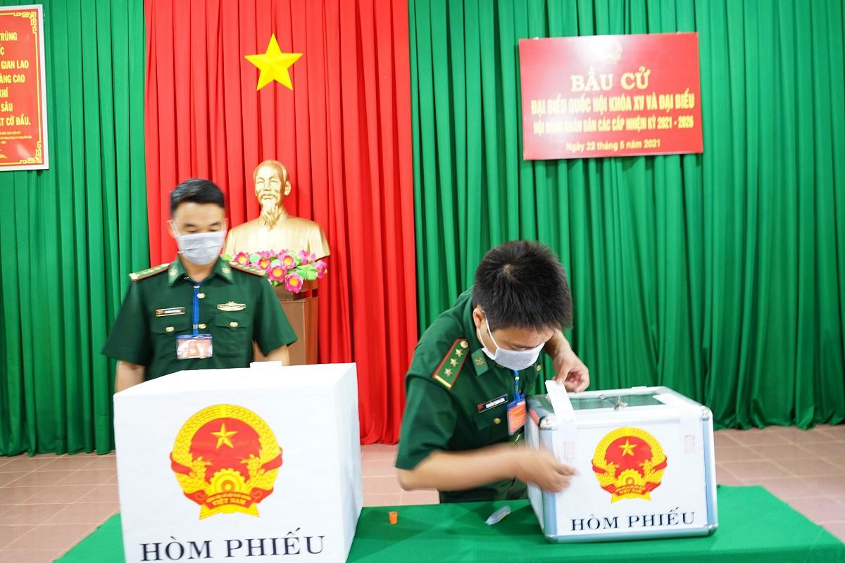 ... và niêm phong hòm phiếu ... và niêm phong hòm phiếu