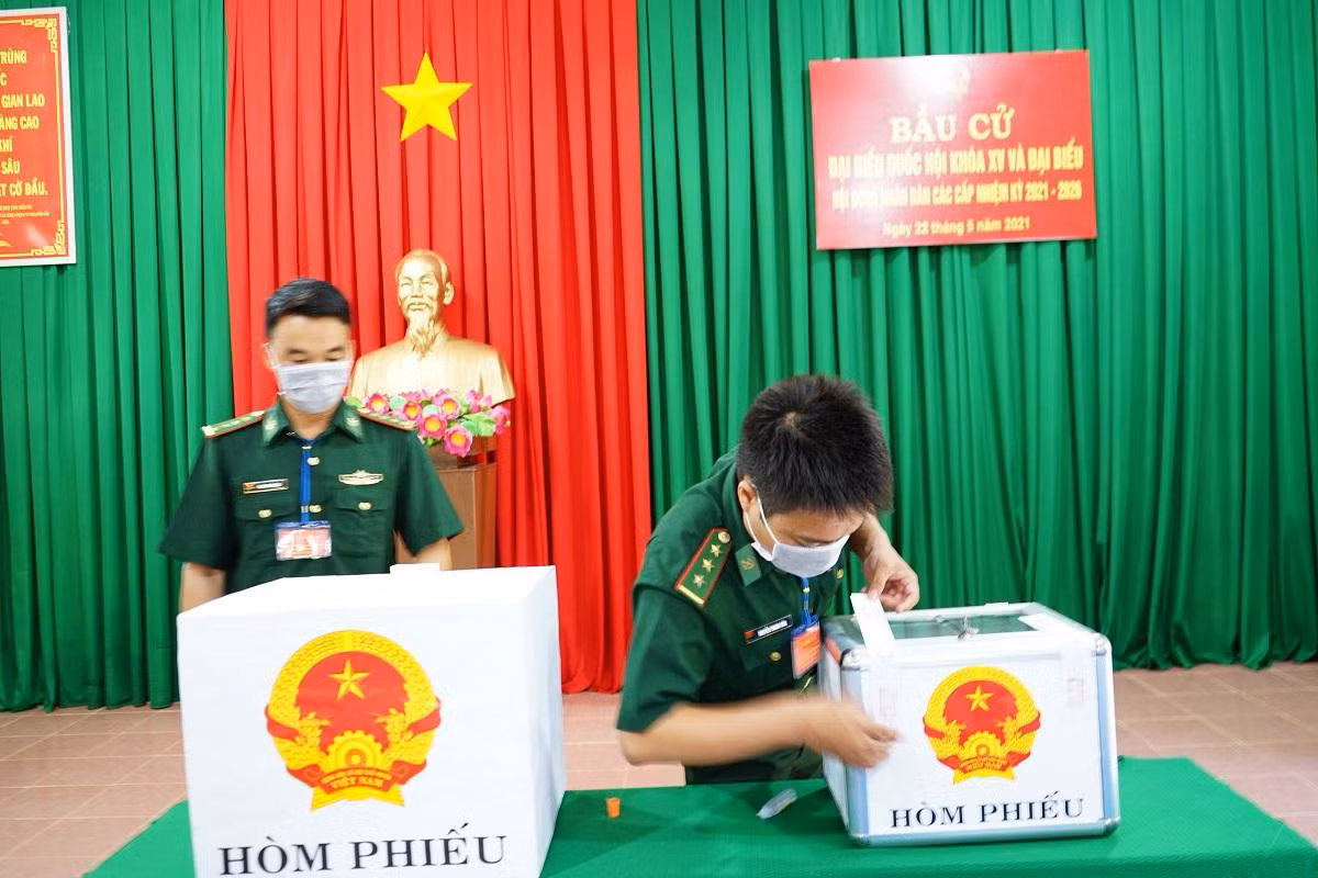 ... và niêm phong hòm phiếu ... và niêm phong hòm phiếu