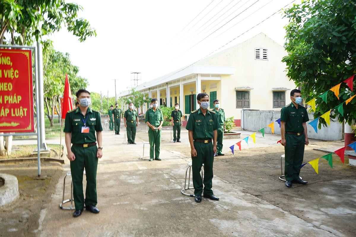 Cán bộ chiến sĩ đồn biên phòng Ea Hleo đi bỏ phiếu giữ khoảng cách an toàn. Ảnh: Vũ Long Cán bộ chiến sĩ đồn biên phòng Ea Hleo đi bỏ phiếu giữ khoảng cách an toàn. Ảnh: Vũ Long