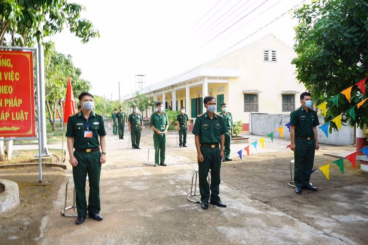 Cán bộ chiến sĩ đồn biên phòng Ea Hleo đi bỏ phiếu giữ khoảng cách an toàn. Ảnh: Vũ Long Cán bộ chiến sĩ đồn biên phòng Ea Hleo đi bỏ phiếu giữ khoảng cách an toàn. Ảnh: Vũ Long