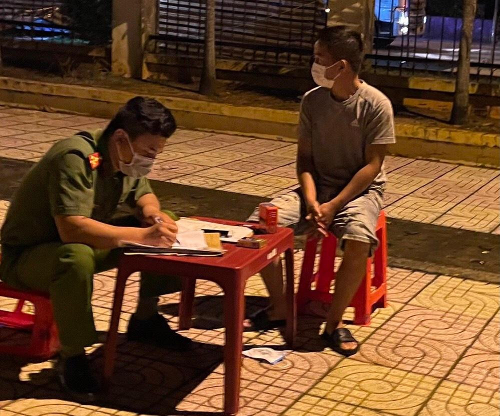 Cơ quan chức năng làm việc với người vi phạm Cơ quan chức năng làm việc với người vi phạm