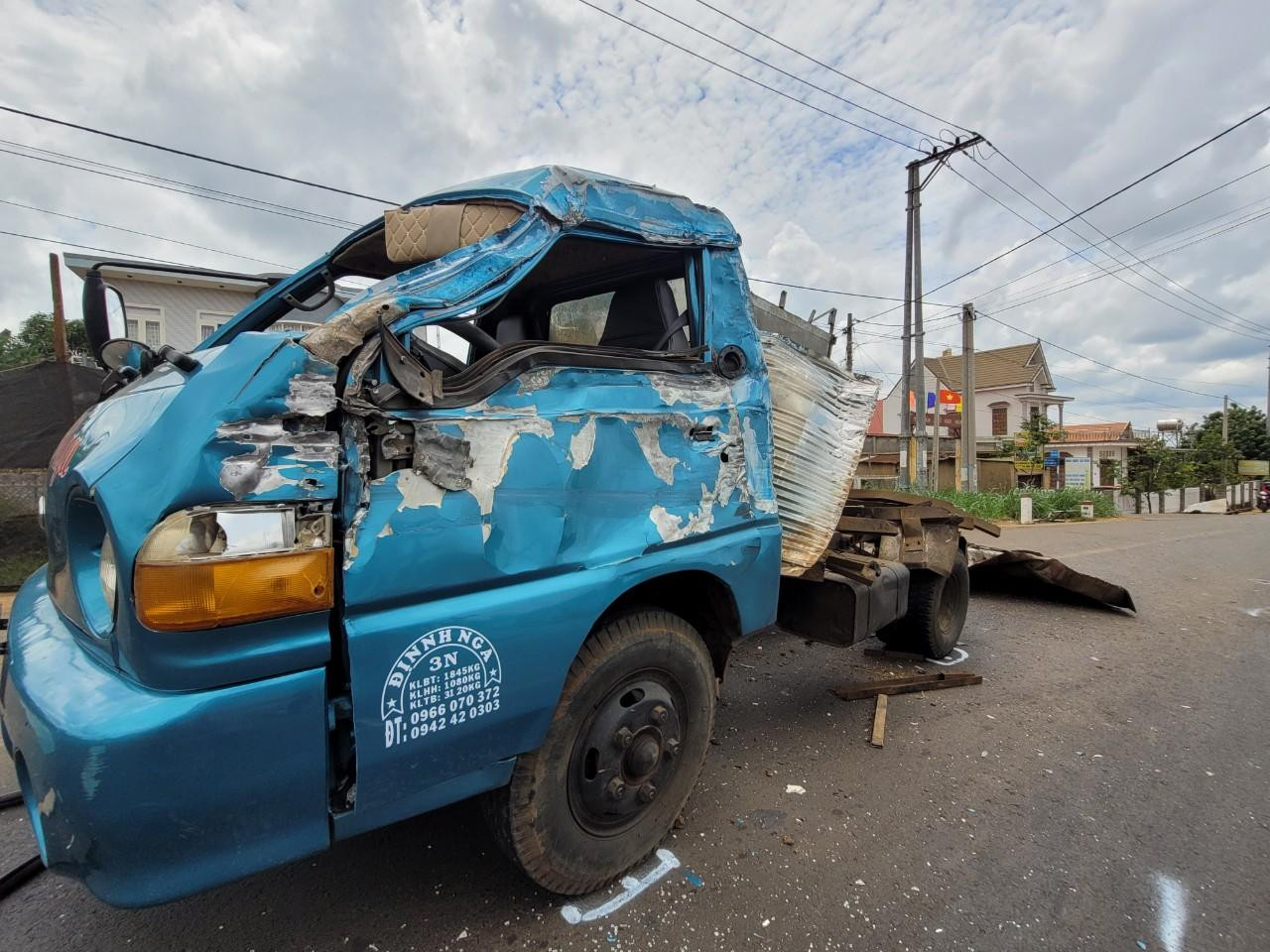 Chiếc xe tải này hư hỏng nặng do bị xe tải BKS 62C-139.38 tông