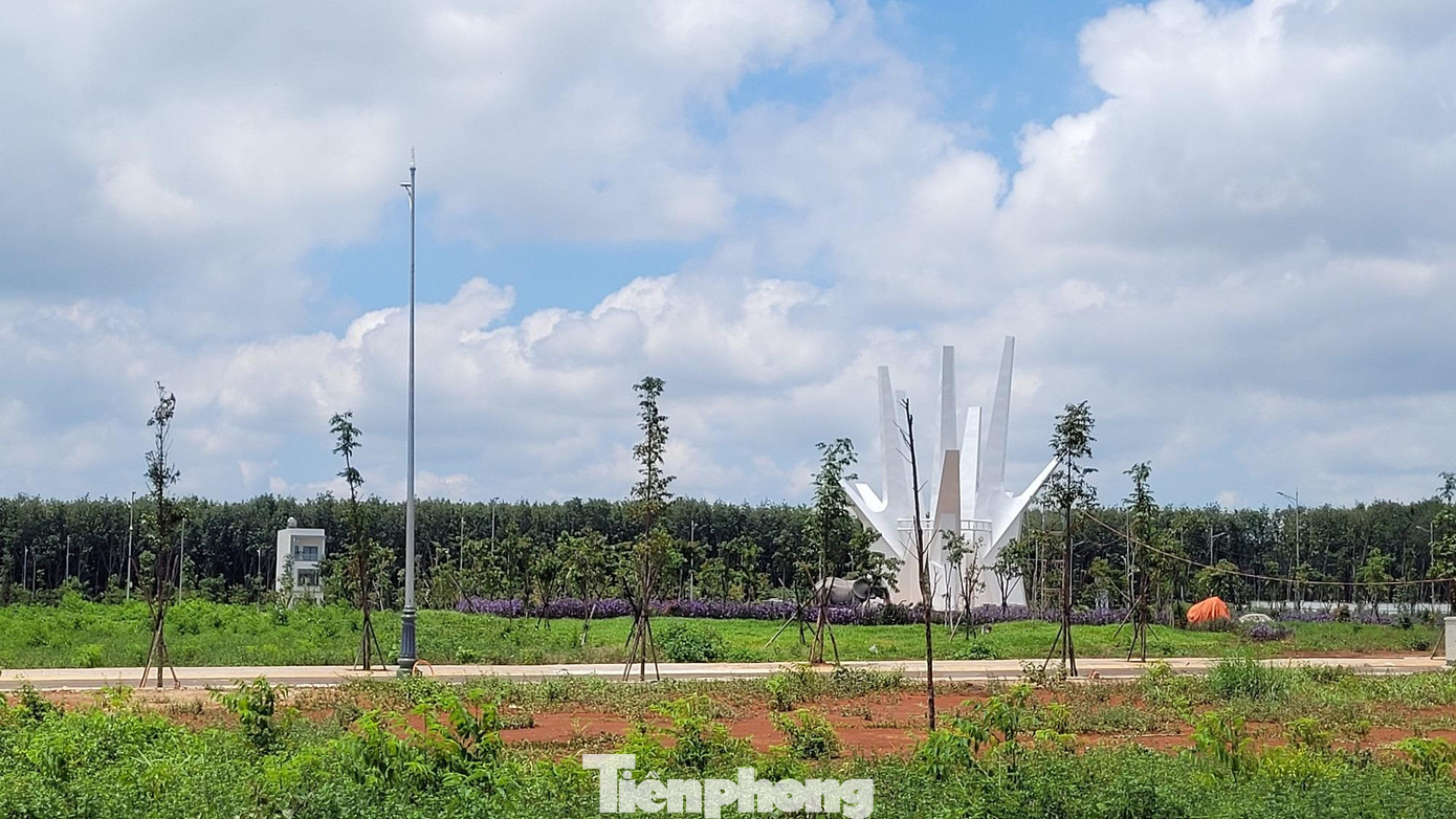 Ngày 28/1/2021, Phó chủ tịch UBND tỉnh Đắk Lắk Võ Văn Cảnh ký quyết định cho phép Công ty Ân Phú chuyển quyền sử dụng đất (gồm 360 lô đất nhà ở liên kế thương mại, tổng diện tích hơn 3,8ha) để người dân tự xây nhà ở tại dự án trên. Điều kiện đặt ra theo quyết định này là chủ đầu tư phải hoàn thiện hạ tầng đồng bộ, cảnh quan môi trường; việc xây dựng nhà ở phải đúng quy hoạch đã được phê duyệt… Thế nhưng chủ đầu tư đã bất chấp quyết định này để bán nền.