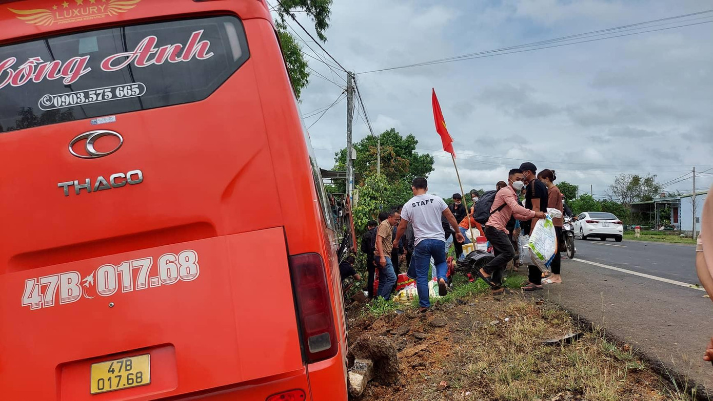 Hành khách di chuyển khỏi xe Hồng Anh sau vụ tai nạn