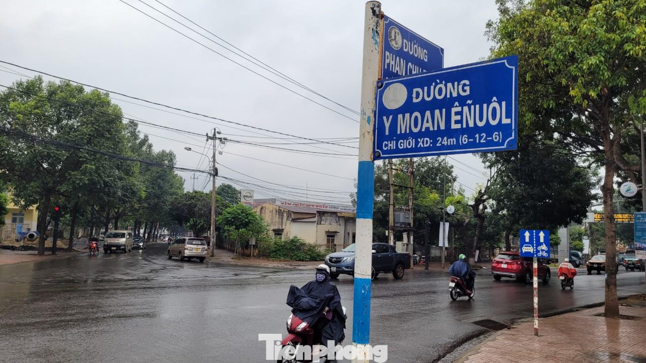 Theo ngôn ngữ người Êđê, khi viết tên phải thực hiện đúng theo cấu trúc, Y-tên-họ (đối với con trai, ví dụ Y Út Niê…), H’-tên-họ (đối với phụ nữ, H’Hoa Byă…). Thế nhưng, nhiều tuyến đường ở TP Buôn Ma Thuột lại ghi sót tên của các danh nhân lịch sử của người bản địa. Trong ảnh đường Y Moan ÊNuôl ghi đầy đủ họ tên của cố Nghệ sĩ Nhân dân Y Moan ÊNuôl (thêm dấu ~ ở chữ N).