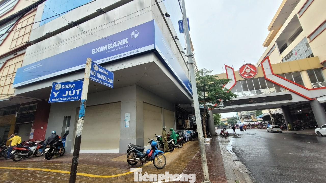 Đường Y Ngông, phường Tân Thành đặt theo tên ông Y Ngông Niê Kdăm (1922-2001). Ông là một trí thức, bác sĩ, Nhà giáo Nhân dân, người đại biểu cho đồng bào các dân tộc Tây Nguyên suốt 9 khóa Quốc hội, sinh ra và lớn lên tại huyện Cư M’gar (Đắk Lắk). Đường Y Jút, phường Thắng Lợi được ghi theo tên thầy giáo Y Jút H’Wing (cùng với thầy Y Út Niê) đã sáng lập ra thì chữ viết Êđê. Ngoài ra, còn có hàng loạt tên đường viết thiếu tên danh nhân lịch sử như đường Y Wang đặt theo tên ông Y Wang Mlô Duôn Du. Đường Y Nuê đặt theo tên ông Y Nuê Buôn Krông… Trong ảnh đường Y Jút viết chưa đầy đủ danh nhân lịch sử.