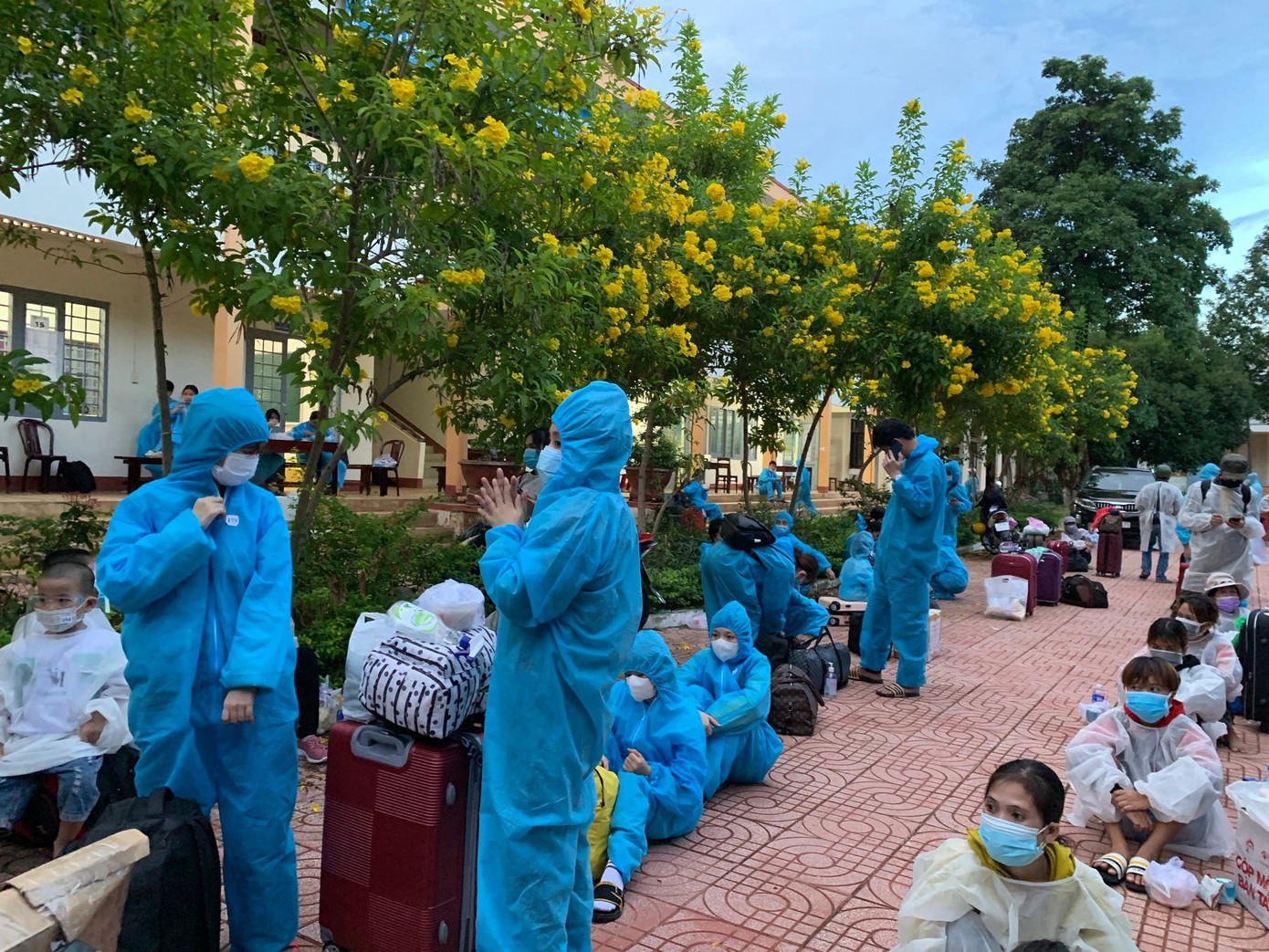 Người dân xếp hàng ngồi chờ làm xét nghiệm Người dân xếp hàng ngồi chờ làm xét nghiệm