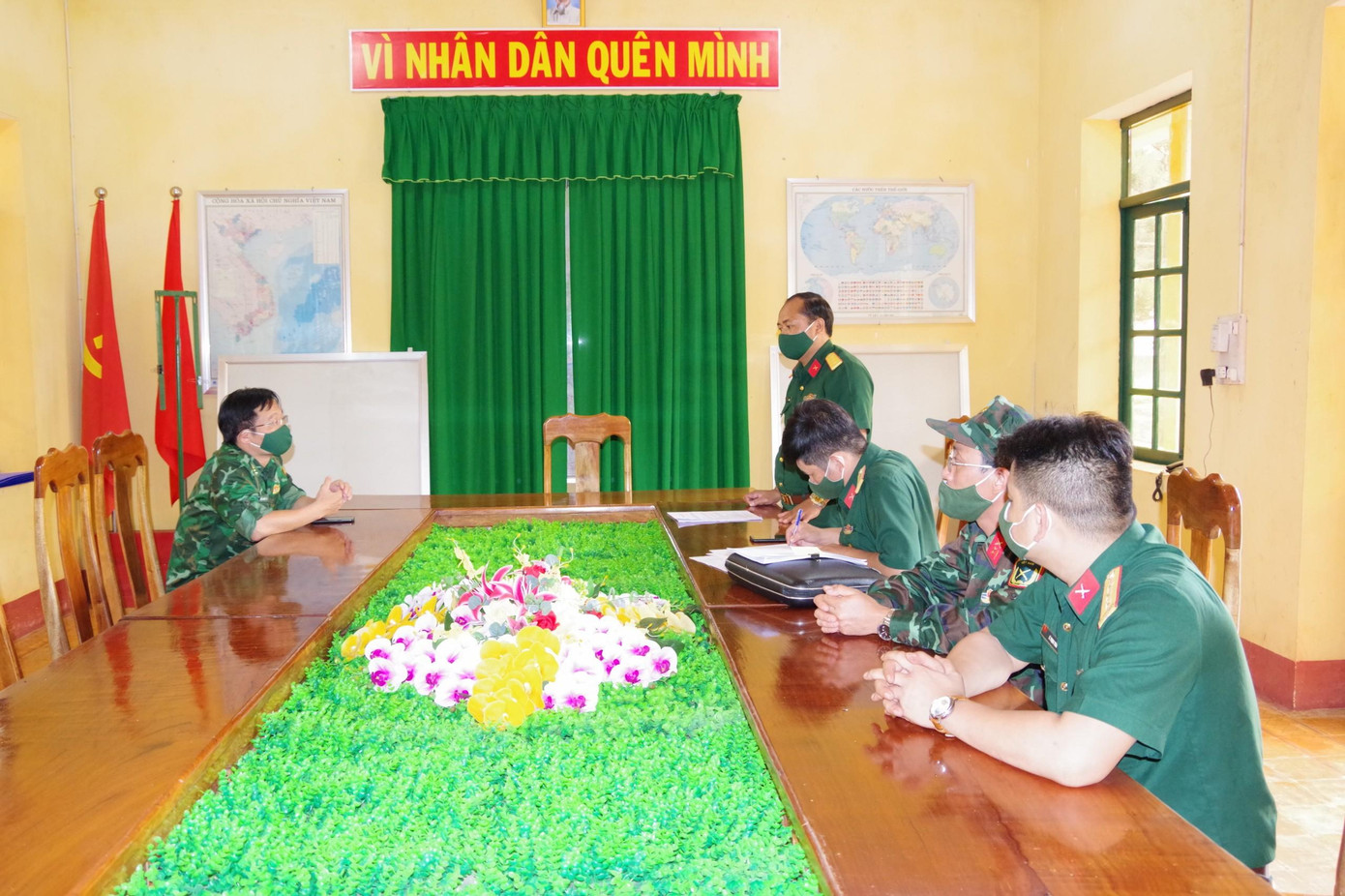 Lãnh đạo Bộ chỉ huy Quân sự tỉnh Đắk Nông làm việc với đại diện Bộ chỉ huy Bộ đội Biên phòng tỉnh này Lãnh đạo Bộ chỉ huy Quân sự tỉnh Đắk Nông làm việc với đại diện Bộ chỉ huy Bộ đội Biên phòng tỉnh này