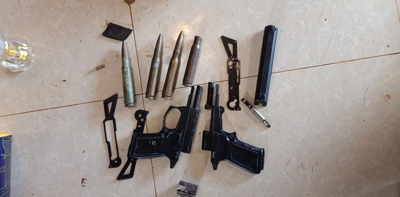 Nhiều vũ khí thu giữ được tại nhà đối tượng Nguyễn Anh Tuấn