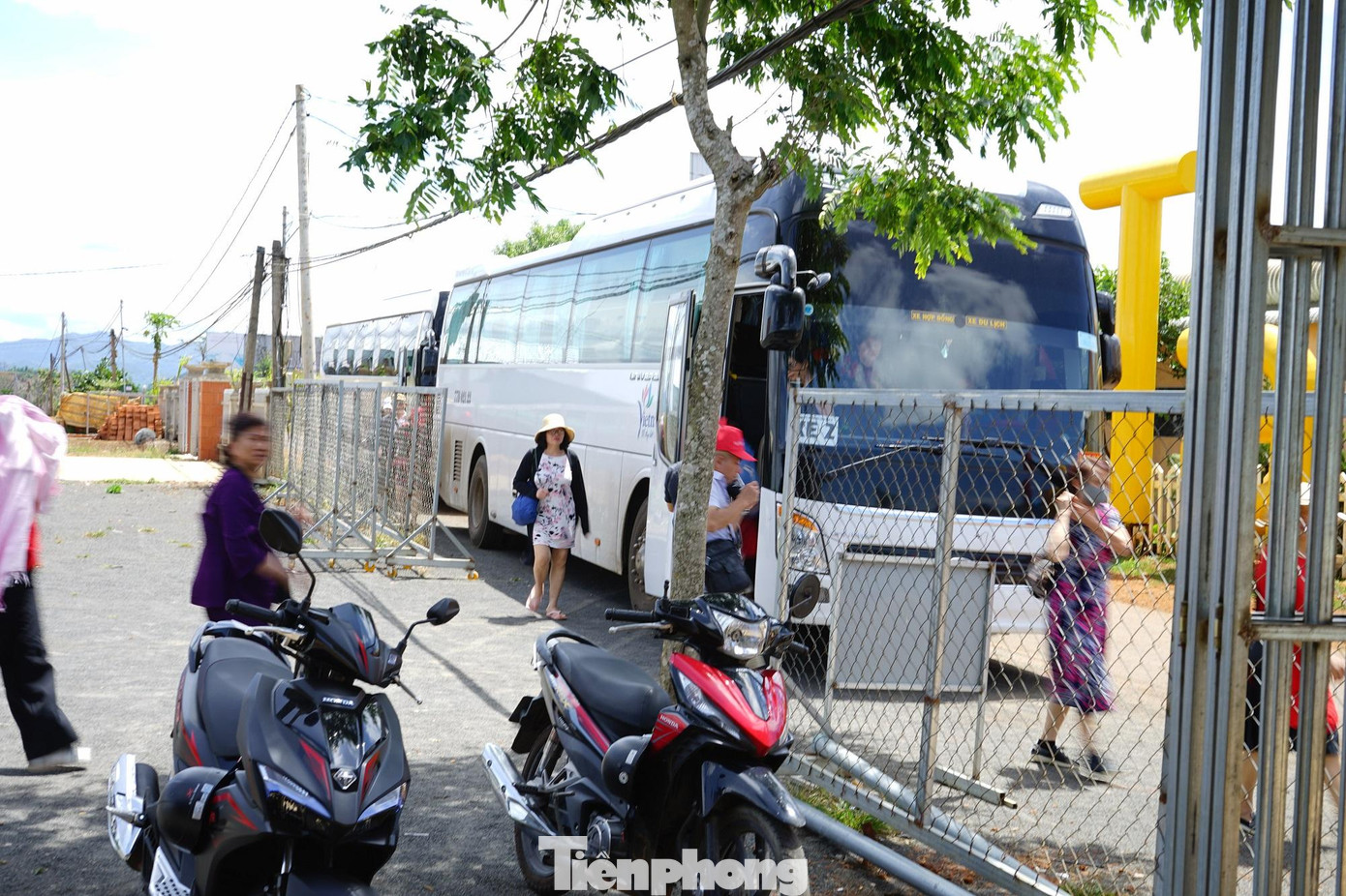 Khách du lịch đi theo Tour du đến Nhà chú Đông