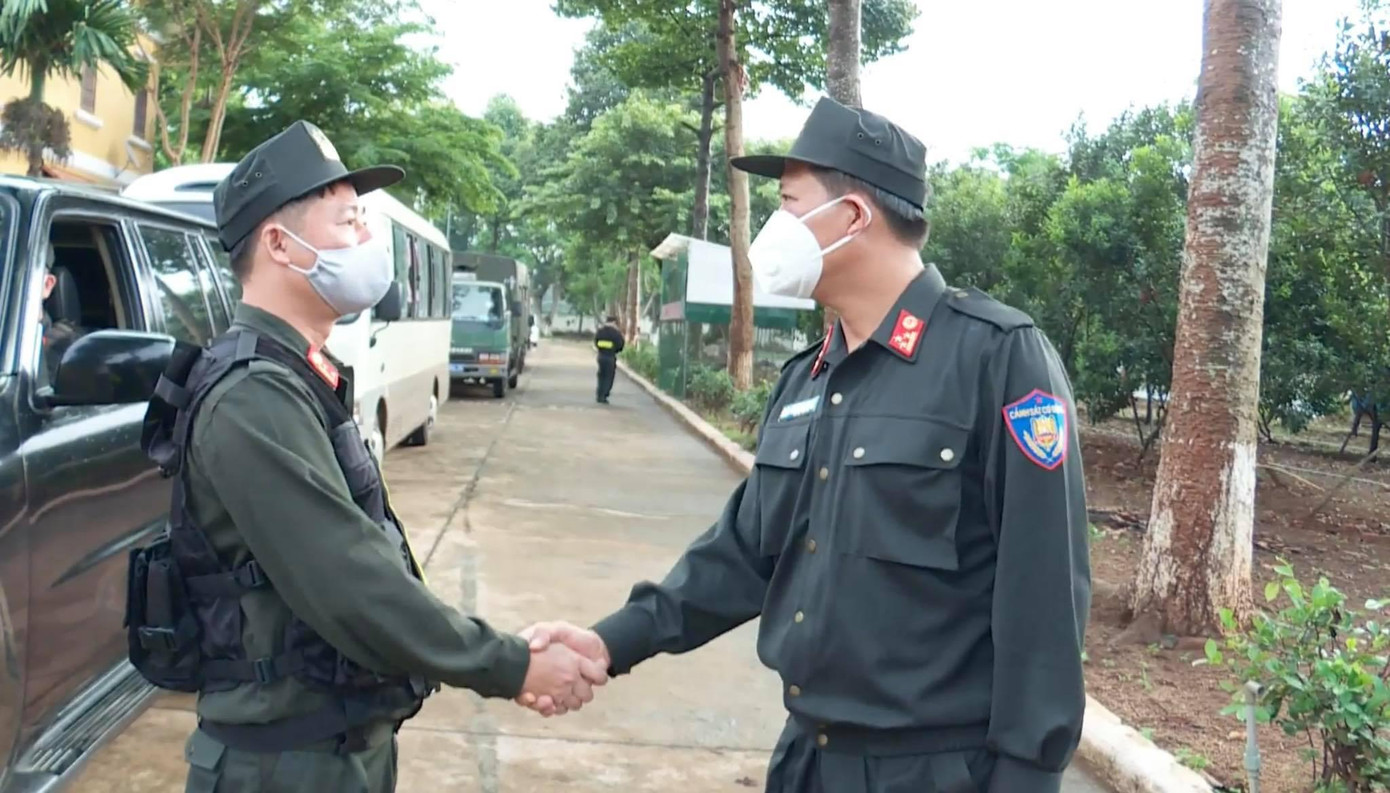 Lãnh đạo Trung đoàn CSCĐ Tây Nguyên động viên cán bộ chiến sĩ vào Nam làm nhiệm vụ