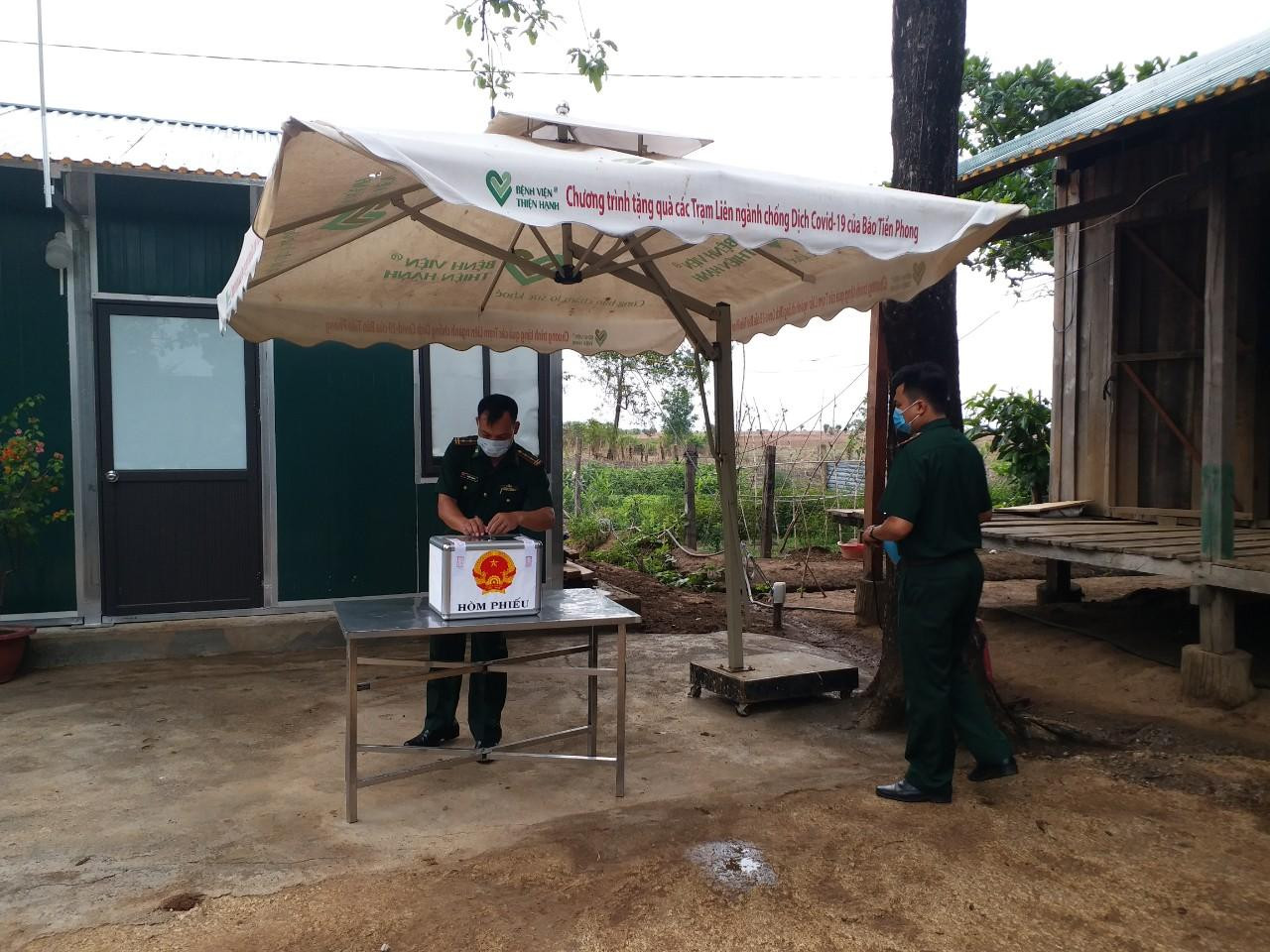 Đưa hòm phiếu lưu động đến các chốt phòng chống dịch COVID-19 để cán bộ, chiến sĩ bỏ phiếu. Trong ảnh, chốt biên phòng tại xã Ia Lốp, cách đồn biên phòng Ea H'leo 20 km. Ảnh: Vũ Long Đưa hòm phiếu lưu động đến các chốt phòng chống dịch COVID-19 để cán bộ, chiến sĩ bỏ phiếu. Trong ảnh, chốt biên phòng tại xã Ia Lốp, cách đồn biên phòng Ea H'leo 20 km. Ảnh: Vũ Long