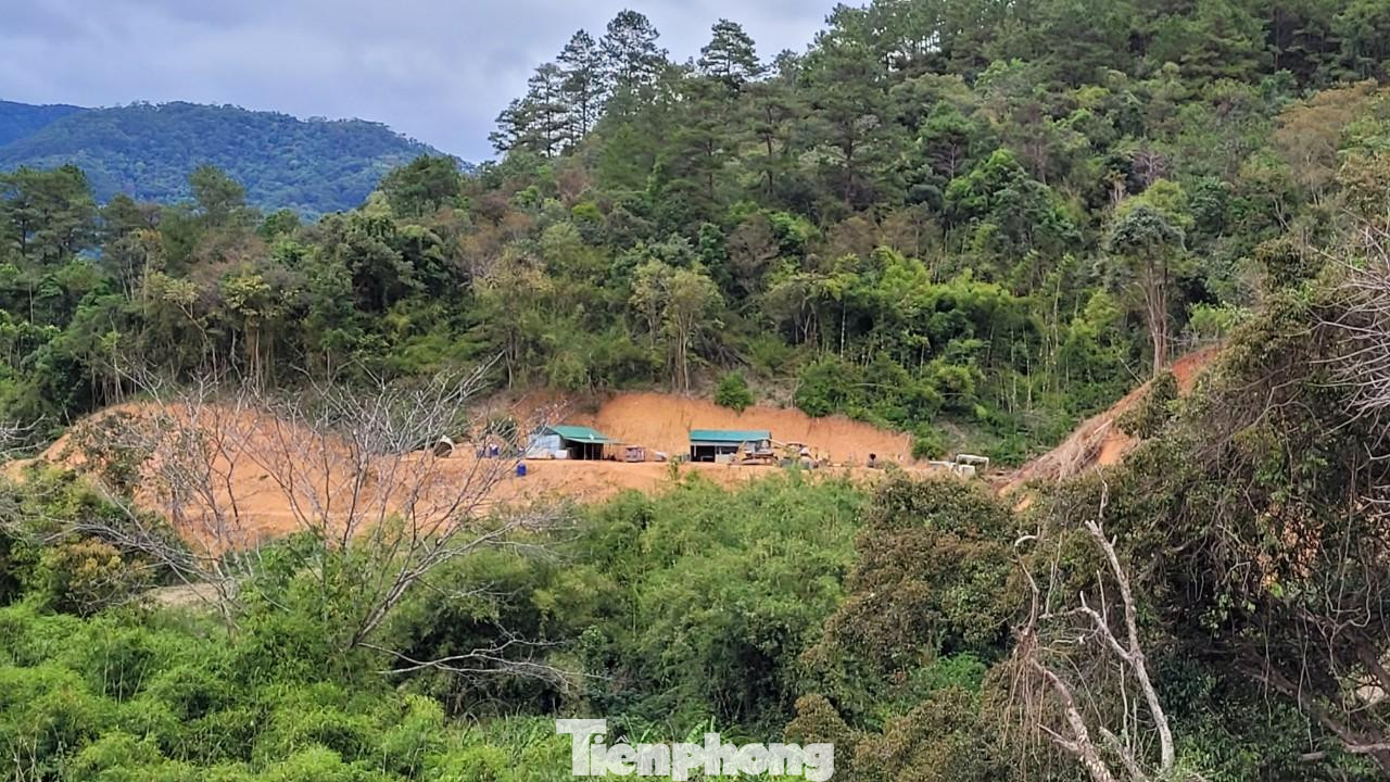 Lán trại của Công ty Cổ phần xây dựng công trình 412 dựng ở sườn núi Lán trại của Công ty Cổ phần xây dựng công trình 412 dựng ở sườn núi