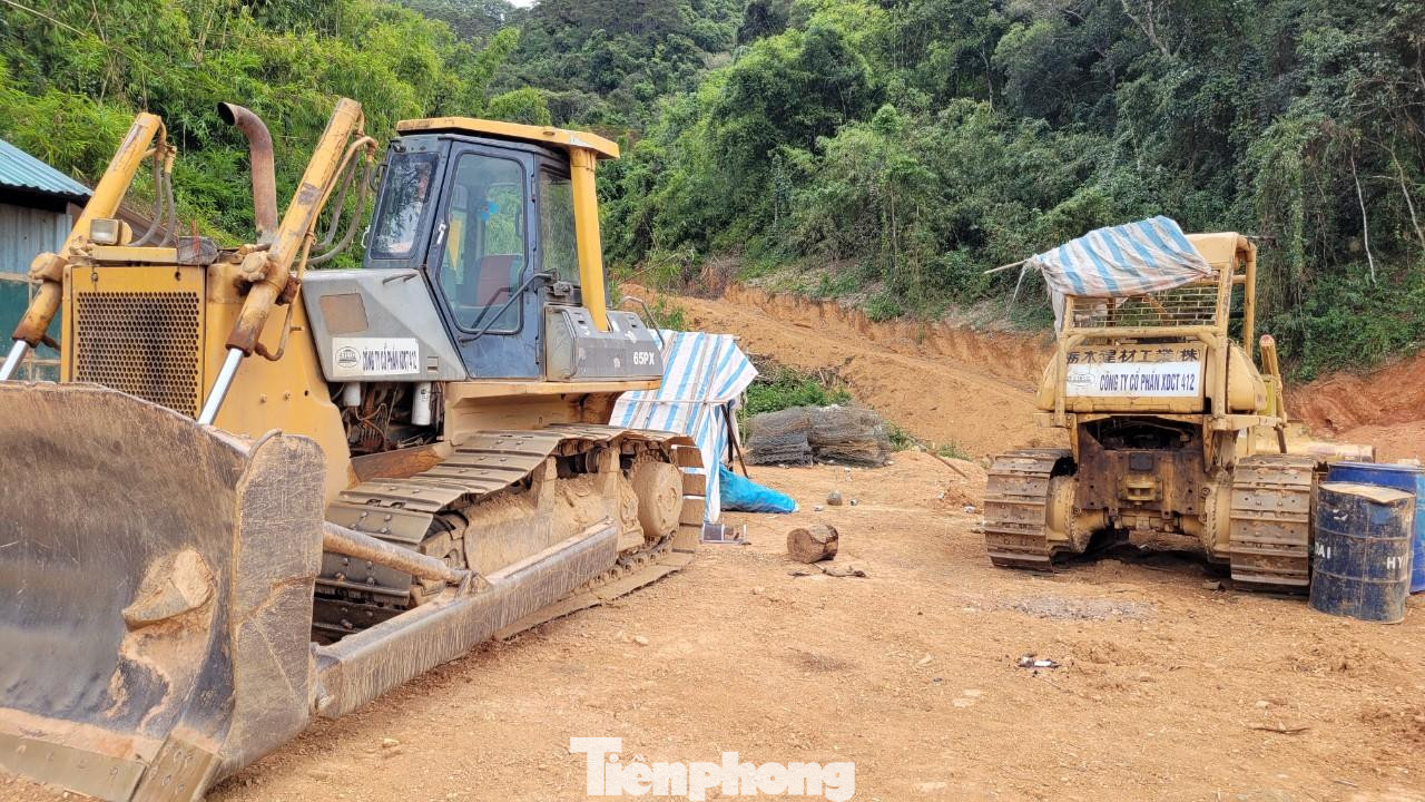 Phương tiện san gạt đất của Công ty Cổ phần xây dựng công trình 412 Phương tiện san gạt đất của Công ty Cổ phần xây dựng công trình 412