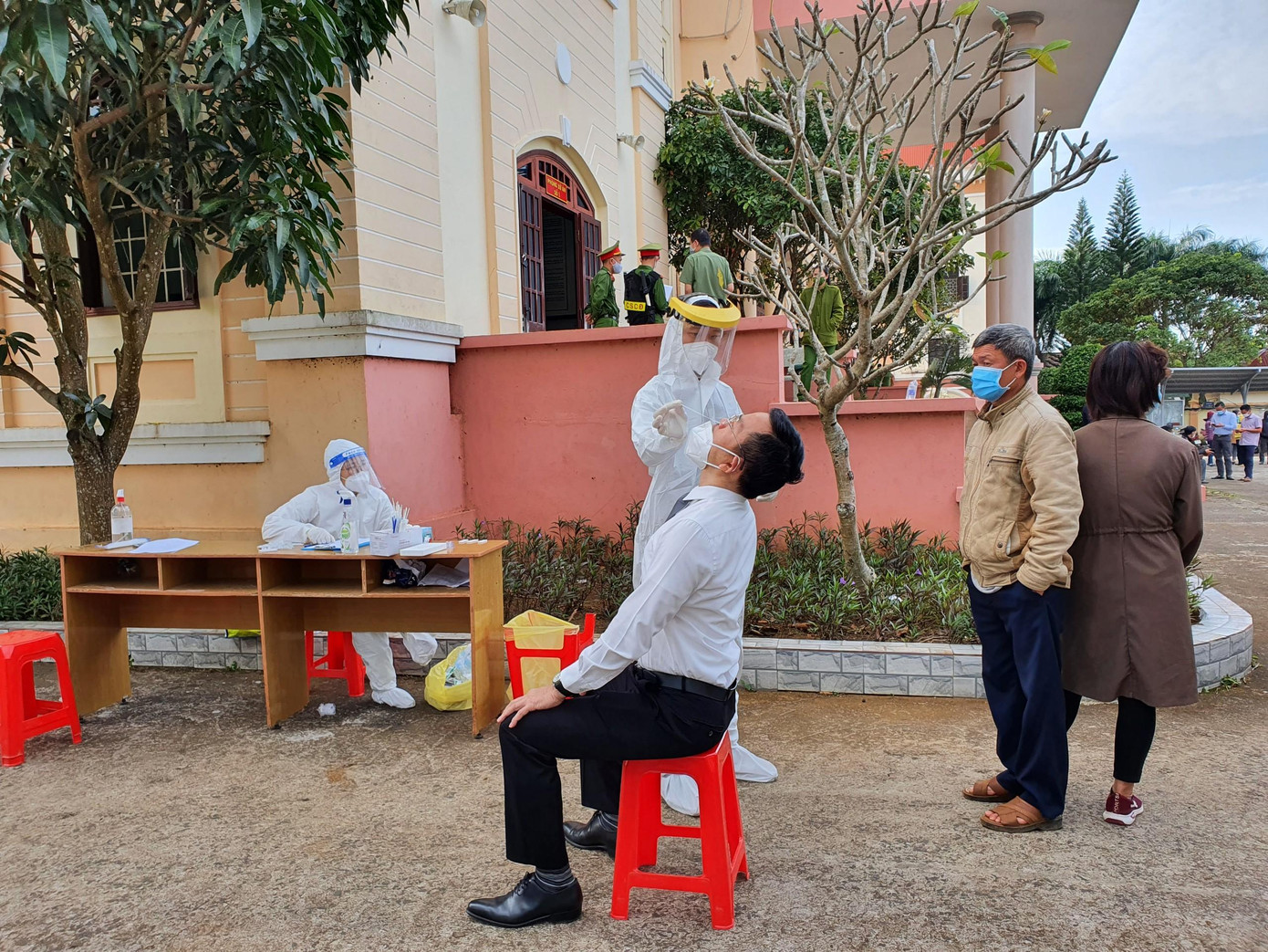 Những người đến tham dự phiên tòa đều phải thực hiện test nhanh kháng nguyên Những người đến tham dự phiên tòa đều phải thực hiện test nhanh kháng nguyên