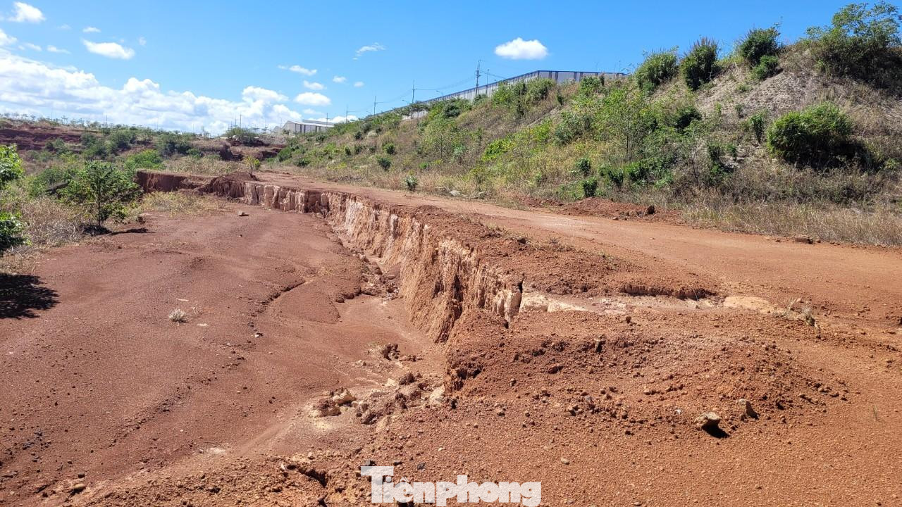 Sạt lở nghiêm trọng tại Dự án Khu công nghiệp Nhân Cơ