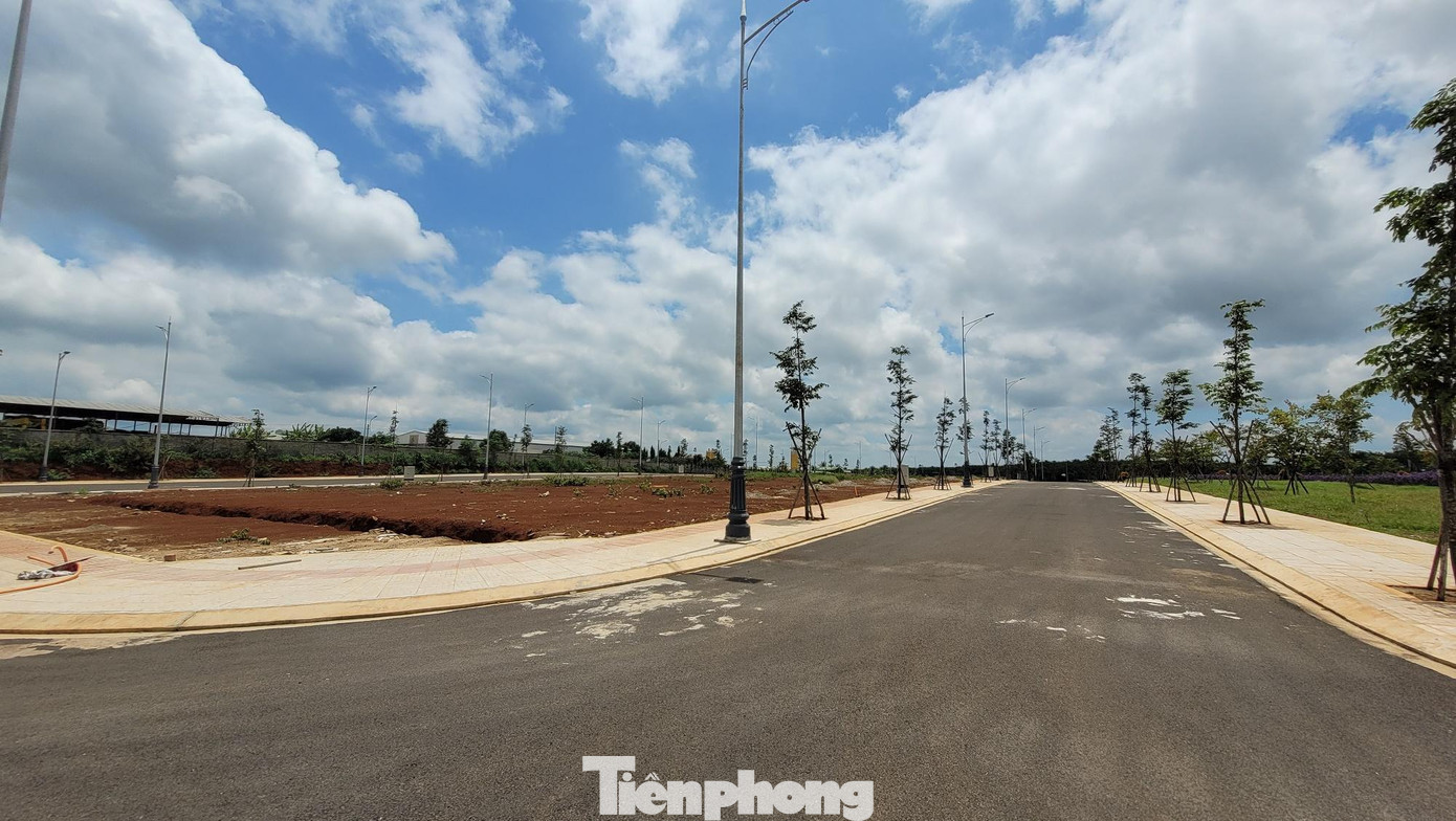 Dù mang tiếng là khu đô thị nhưng quan sát thực địa, khu dân cư Hà Huy Tập của Công ty Ân Phú giống dự án phân lô bán nền. Trong ảnh, khu đất hiện đang được chủ đầu tư rao bán có giá từ 1,9 tỷ đồng/lô diện tích 100 m2. Khu vực này giáp Cụm Công nghiệp Tân An.