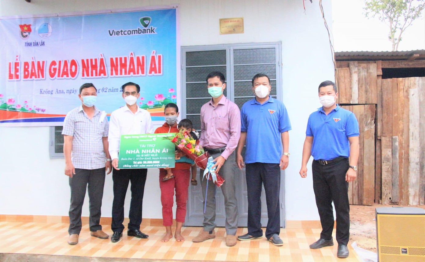Lãnh đạo Tỉnh Đoàn Đắk Lắk cùng đơn vị tài trợ tặng nhà cho người dân có hoàn cảnh khó khăn