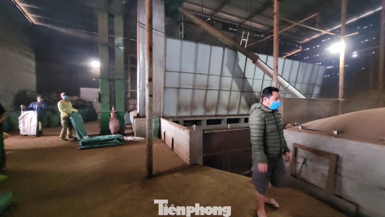 Trưởng phòng Tài nguyên và Môi trường huyện Krông Pắk Đặng Minh Đức khẳng định, không đánh đổi môi trường lấy kinh tế, đặc biệt làm ảnh hưởng đến sức khỏe của người dân. “Huyện đã lên phương án xây dựng khu công nghiệp rộng 75ha để đưa tất cả các cơ sở phơi sấy cà phê vào đây sản xuất”, ông Đức nói và cho biết thêm, đơn vị quan trắc môi trường đã thực hiện quan trắc ở cơ sở chế biến cà phê Phúc Hạnh, kết quả đều không vi phạm các quy định về bảo vệ môi trường.