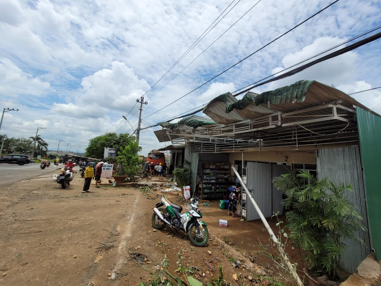 Phần mái che trước nhà chị Như bị xe khách tông hư hỏng