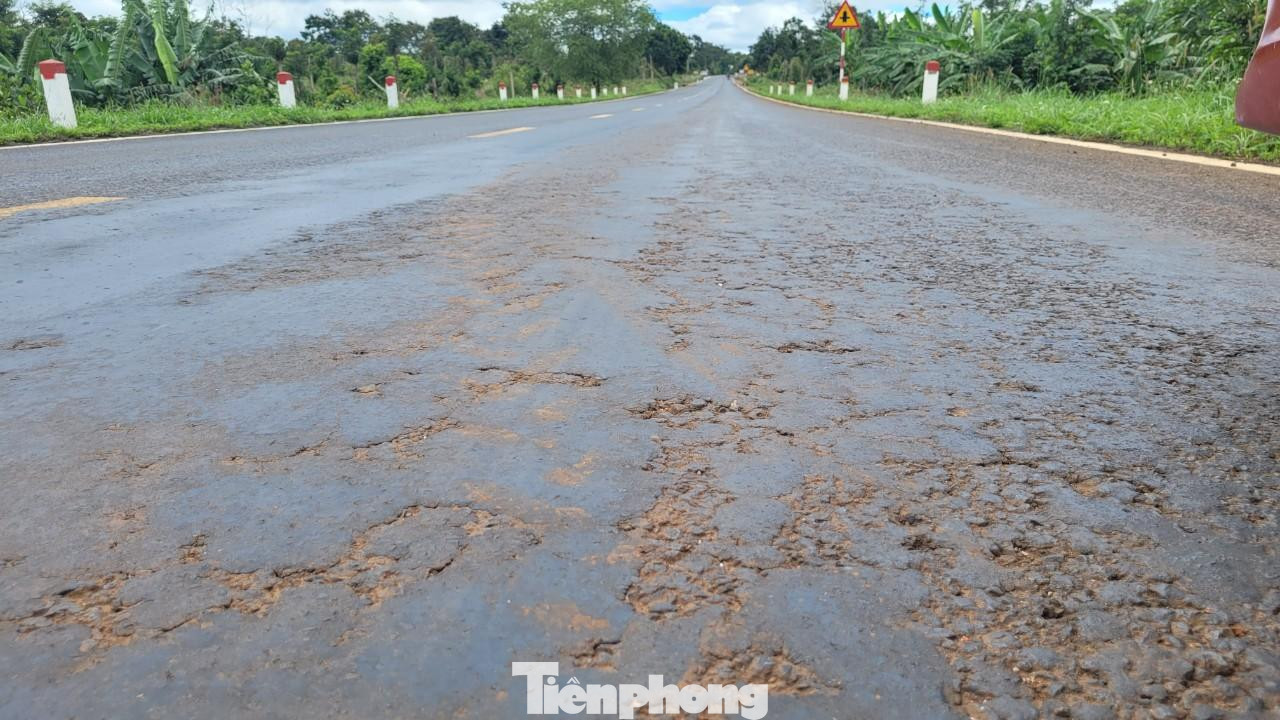 Dù đã khắc phục một số vị trí, nhưng hiện nay tuyến đường tránh thị xã Buôn Hồ vẫn còn nham nhở