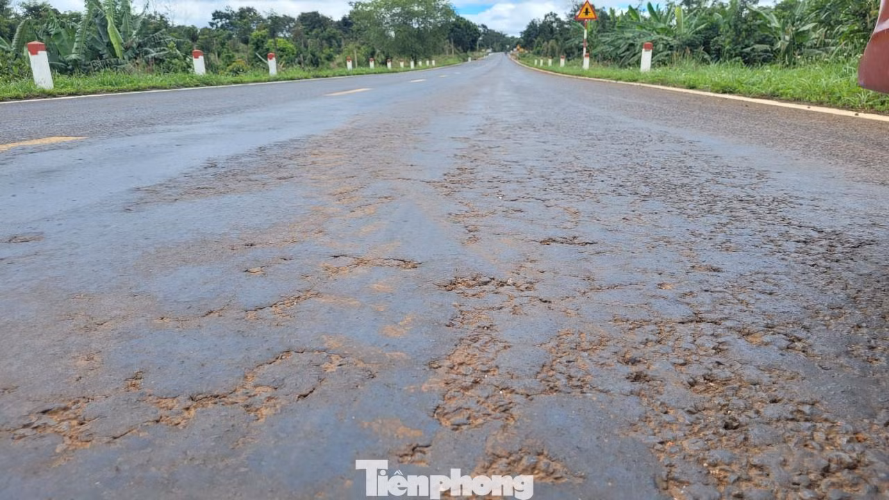 Dù đã khắc phục một số vị trí, nhưng hiện nay tuyến đường tránh thị xã Buôn Hồ vẫn còn nham nhở