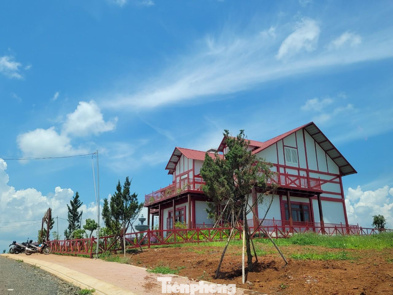 Ngôi nhà hai tầng được dùng làm nơi giao dịch bán đất nền dự án "ma" Ngôi nhà hai tầng được dùng làm nơi giao dịch bán đất nền dự án "ma"