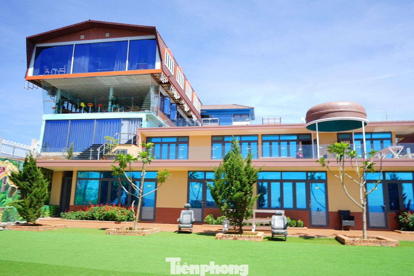 Nhà chú Đông không ngừng cơi nới, nhưng chính quyền địa phương không có biện pháp ngăn chặn