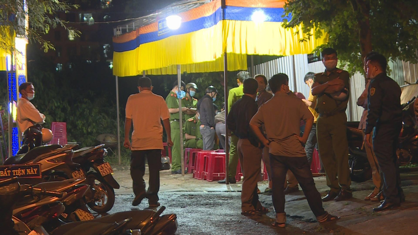 Công an khám nghiệm hiện trường vụ án mạng