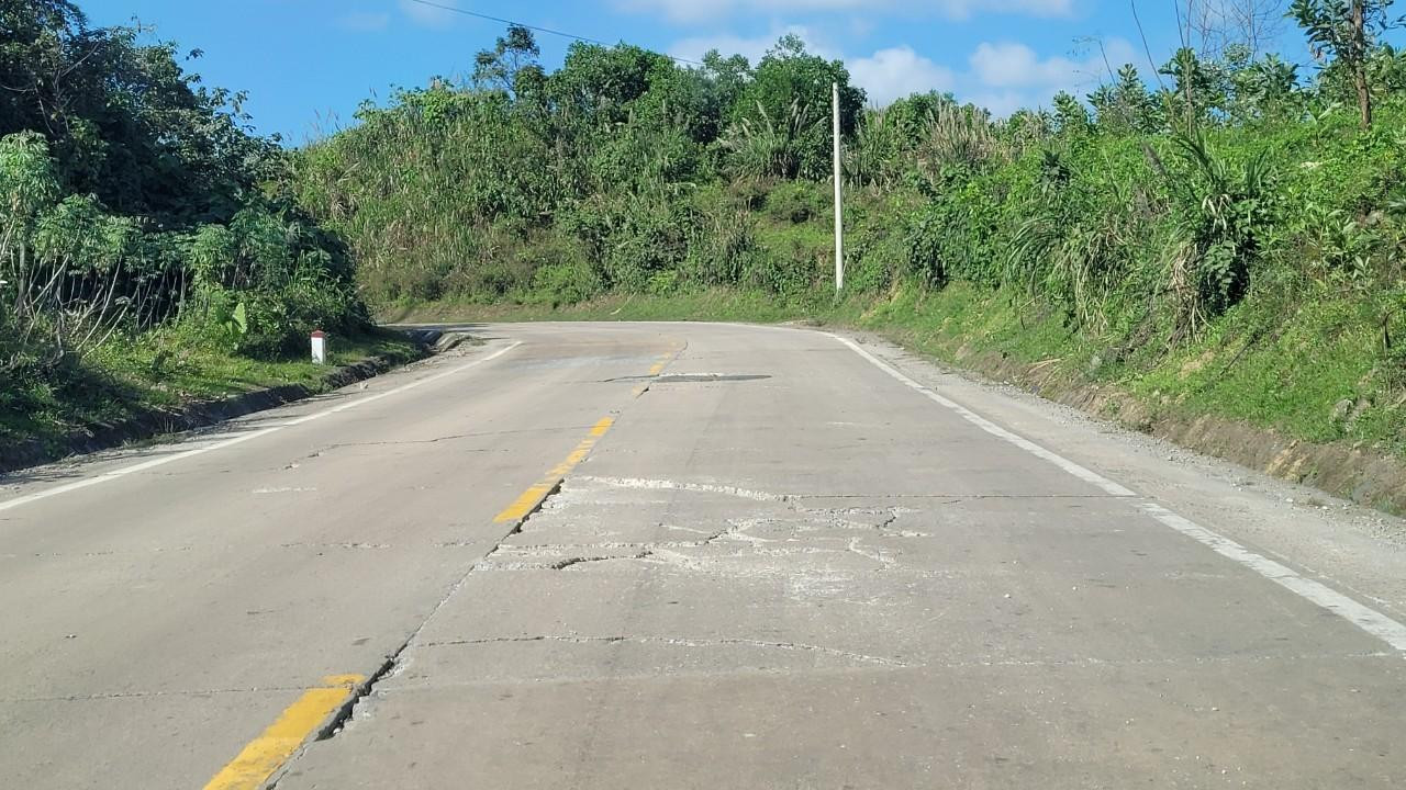 Mặt đường nhiều nơi trên đèo Lò Xo bị nứt nẻ