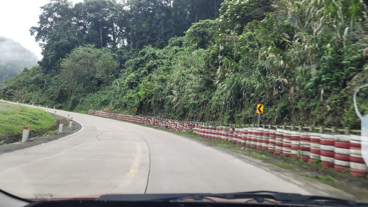 Lốp xe dùng để cảnh báo nguy hiểm dọc đèo Lò Xo