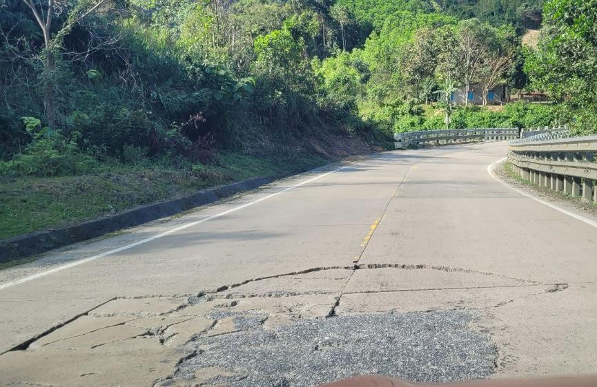 Mặt đường đèo Lò Xo nứt nẻ gây nguy hiểm cho các phương tiện tham gia giao thông