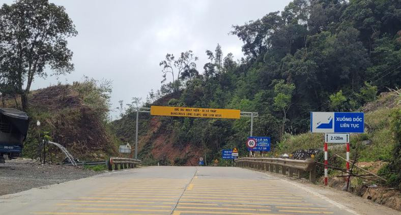 Biển cảnh báo nguy hiểm trên đèo Lò Xo